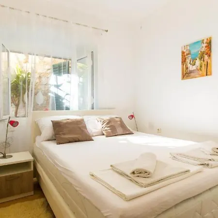 Central Apartment Apartman *